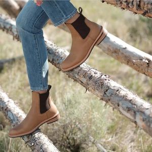 NISOLO
Carmen Chelsea Boot Almond women size 11 gently used